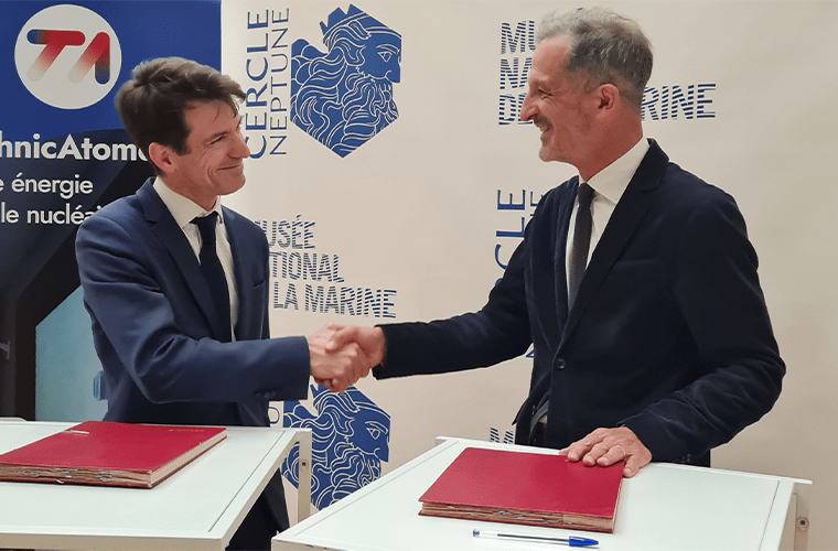 Loïc Rocard, PDG de TA, serre la main du directeur du Musée de la Marine Thierry Gausseron